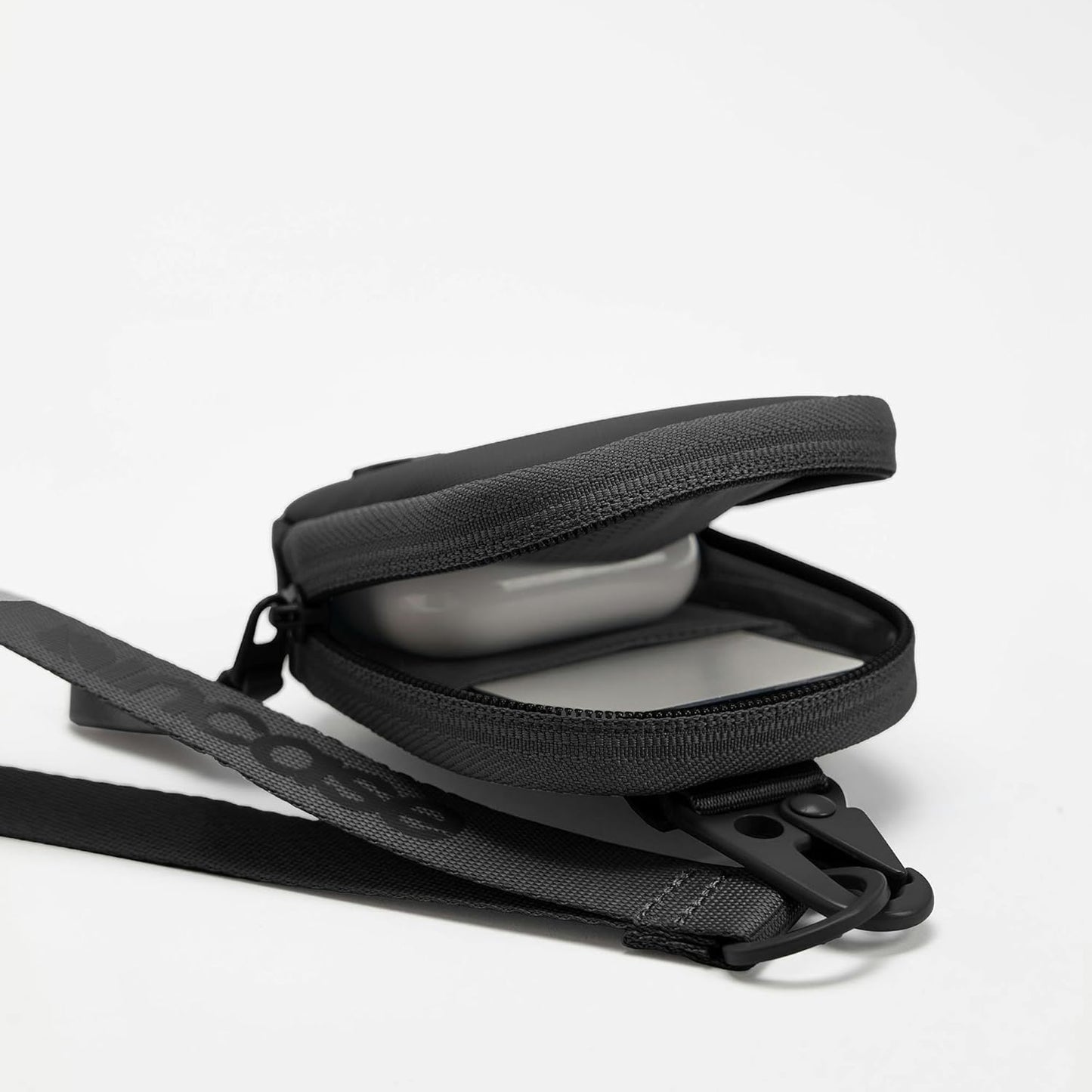 INCASE A.R.C. Compact Pouch with ReSpun 100% Recycled Polyester - Black bag INCASE