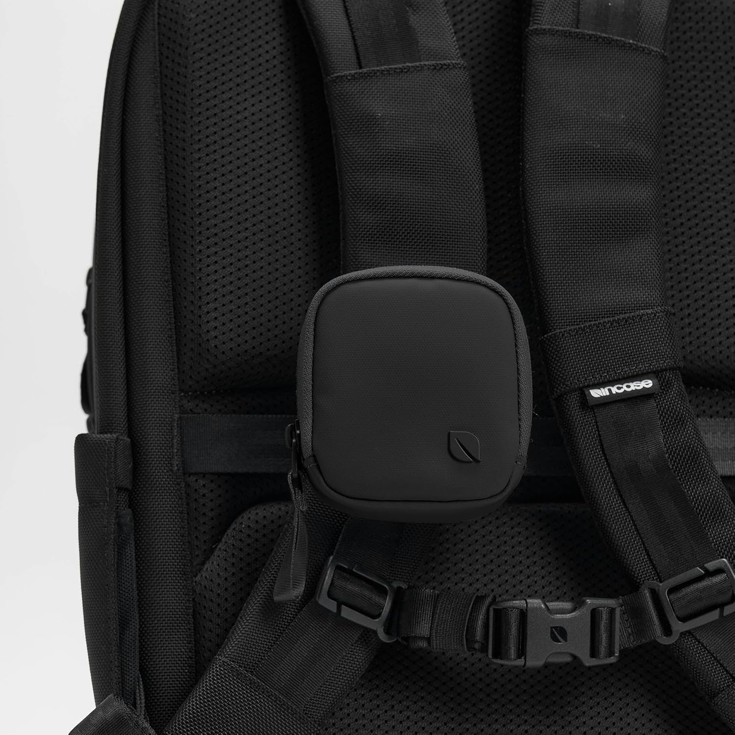 INCASE A.R.C. Compact Pouch with ReSpun 100% Recycled Polyester - Black bag INCASE