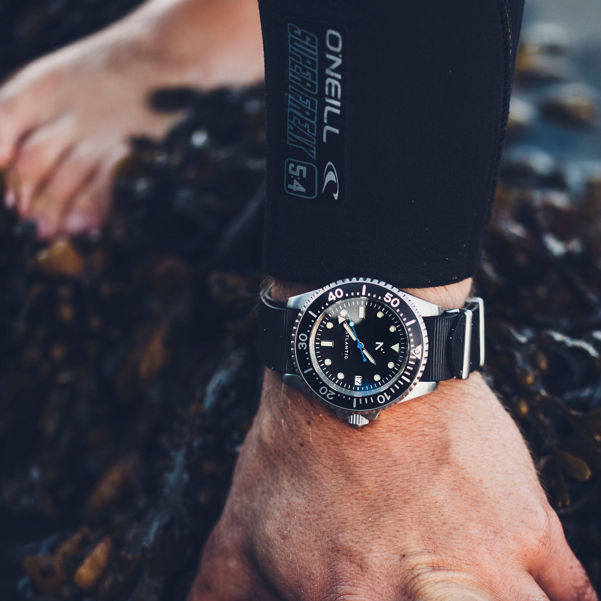 Natural Rubber NATO Watch Strap | Seal Black (20mm) Watch Strap Rotate North