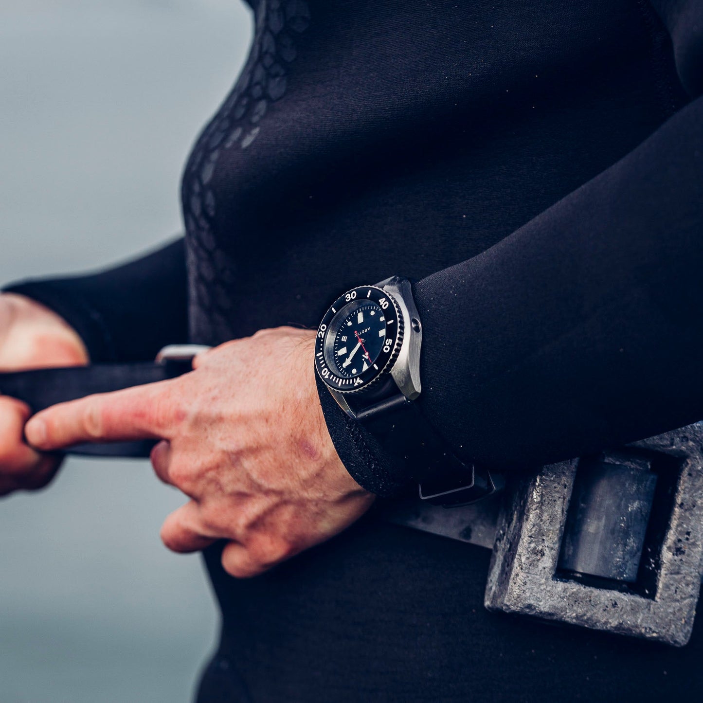 'Arctic' 500m Dive Watch (43mm) | Pitch Black Watches Rotate North