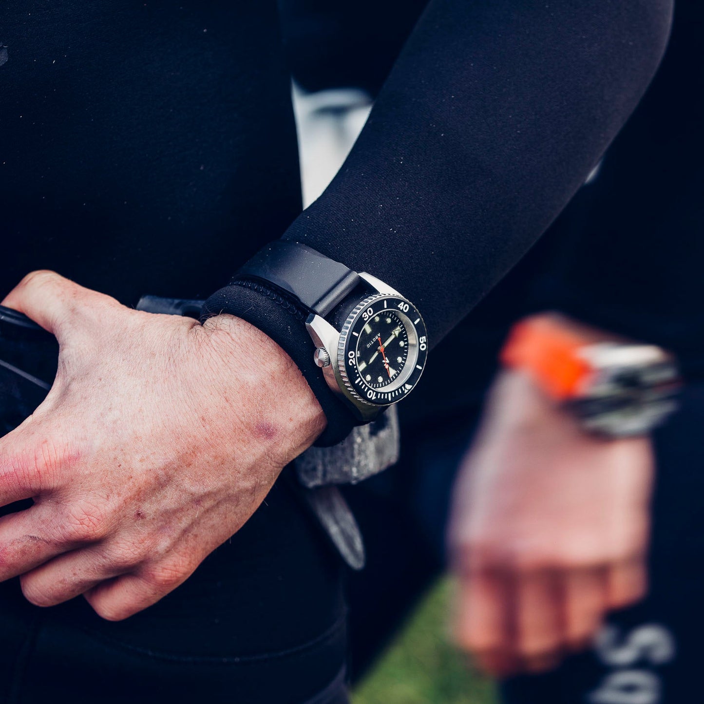 'Arctic' 500m Dive Watch (43mm) | Pitch Black Watches Rotate North