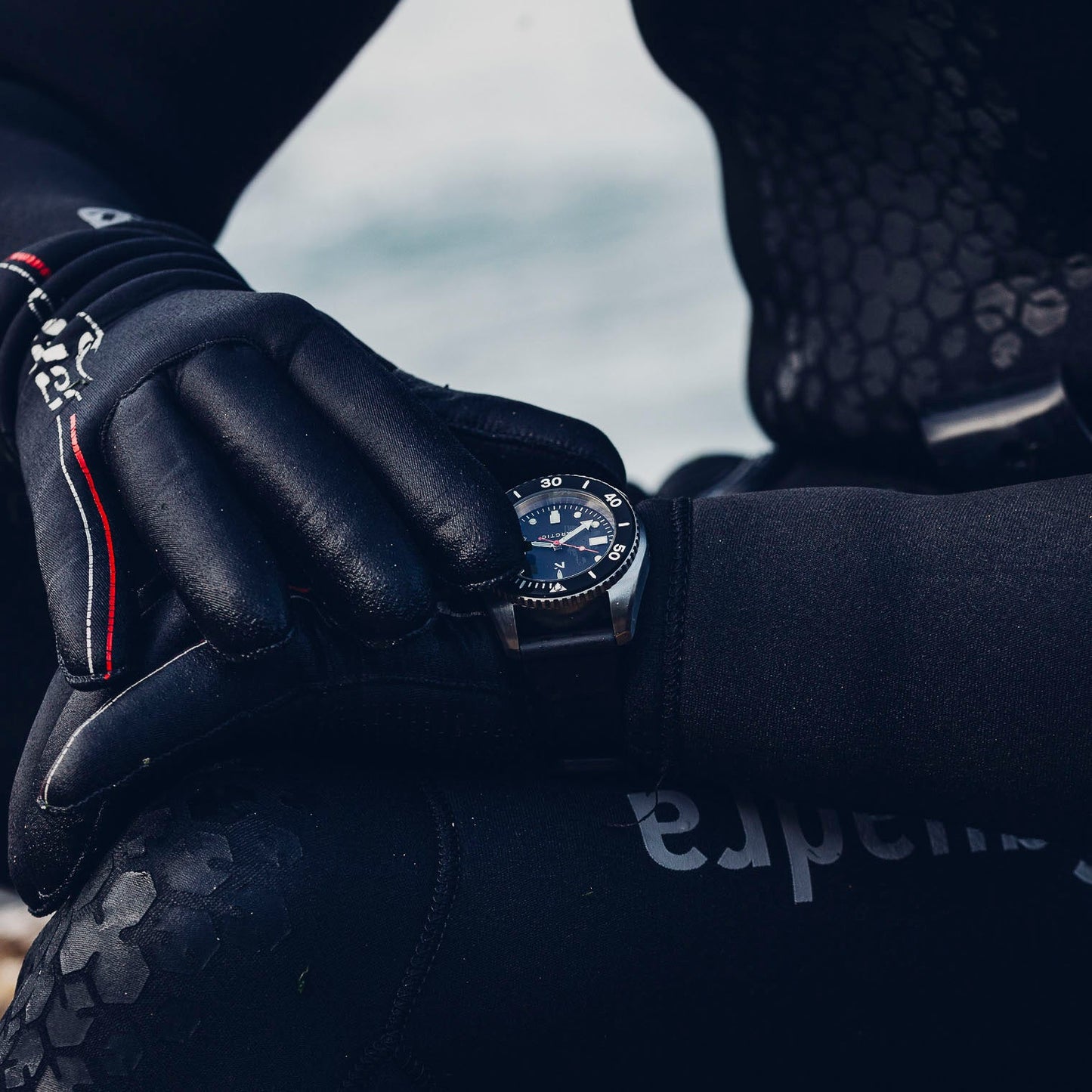 'Arctic' 500m Dive Watch (43mm) | Pitch Black Watches Rotate North