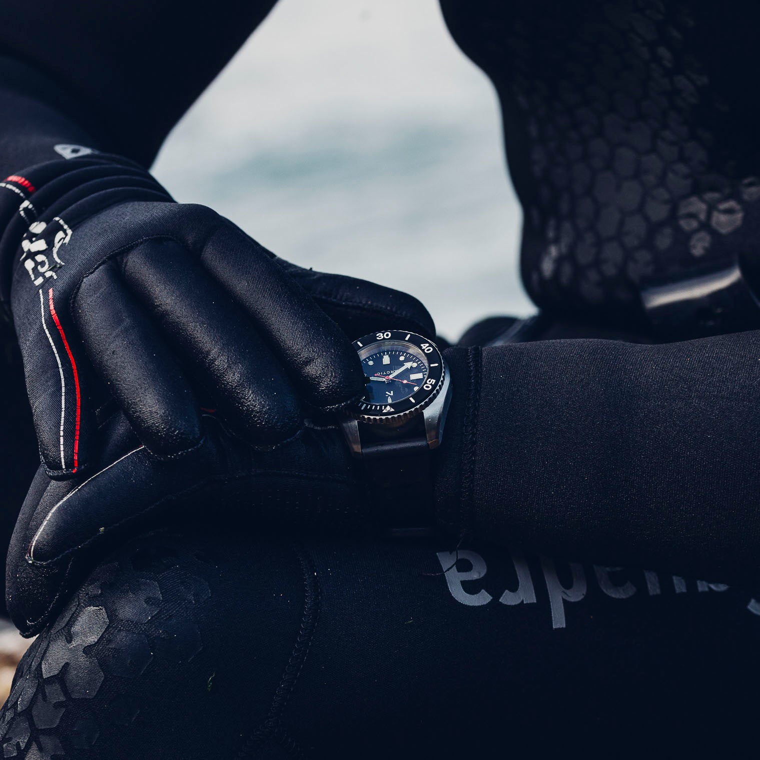 'Arctic' 500m Dive Watch (43mm) | Pitch Black Watches Rotate North